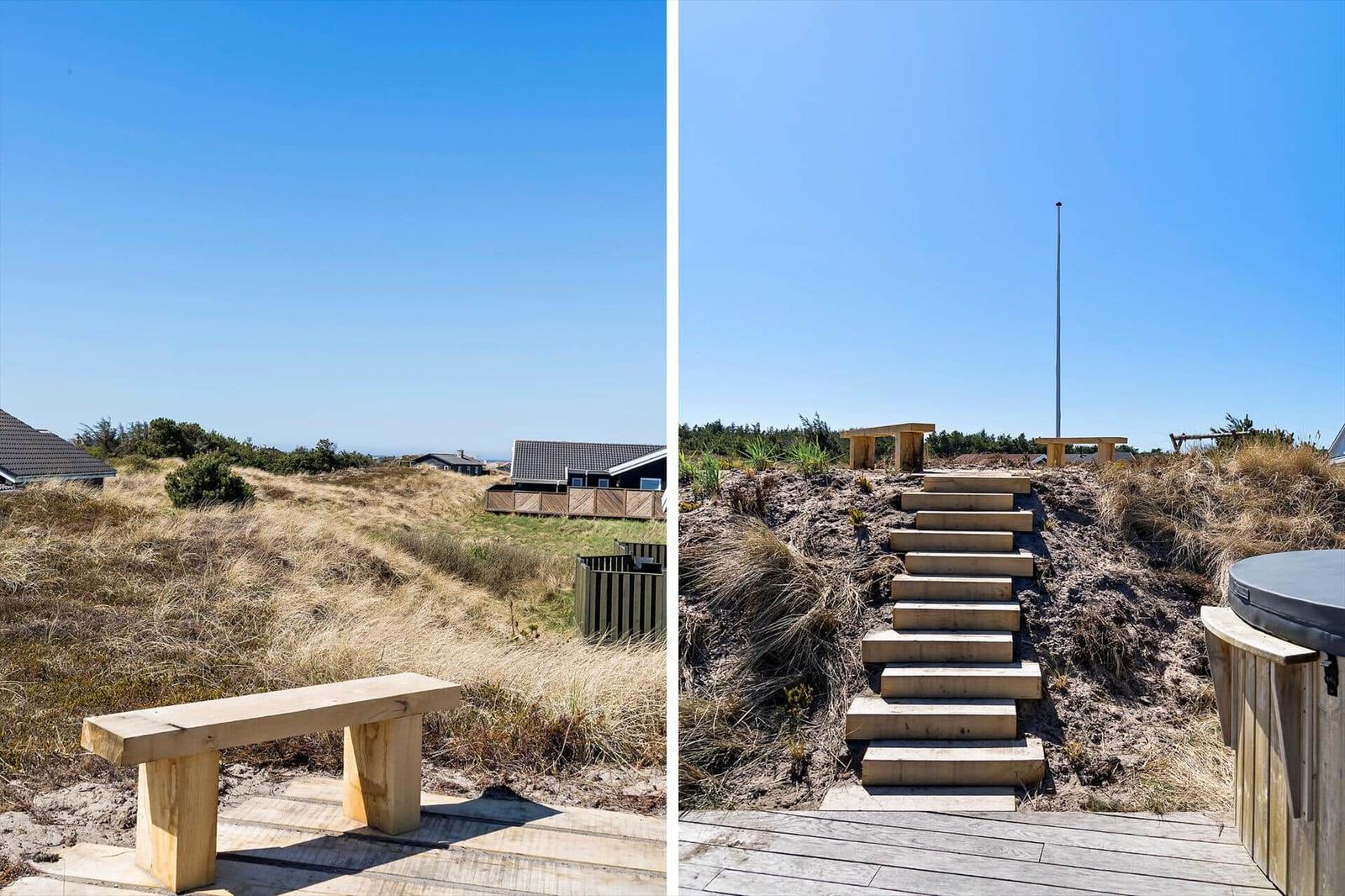 Holzbank und Treppe führen zu einem Strandhaus mit Blick auf die Dünen.