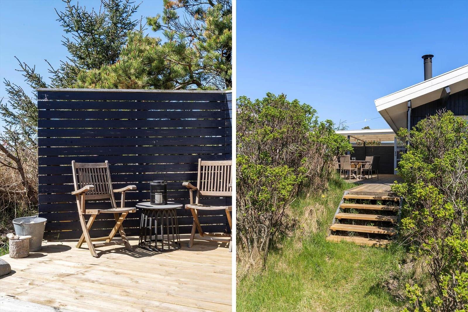 Terrasse mit Holzstufen und Sitzgelegenheiten im Freien.