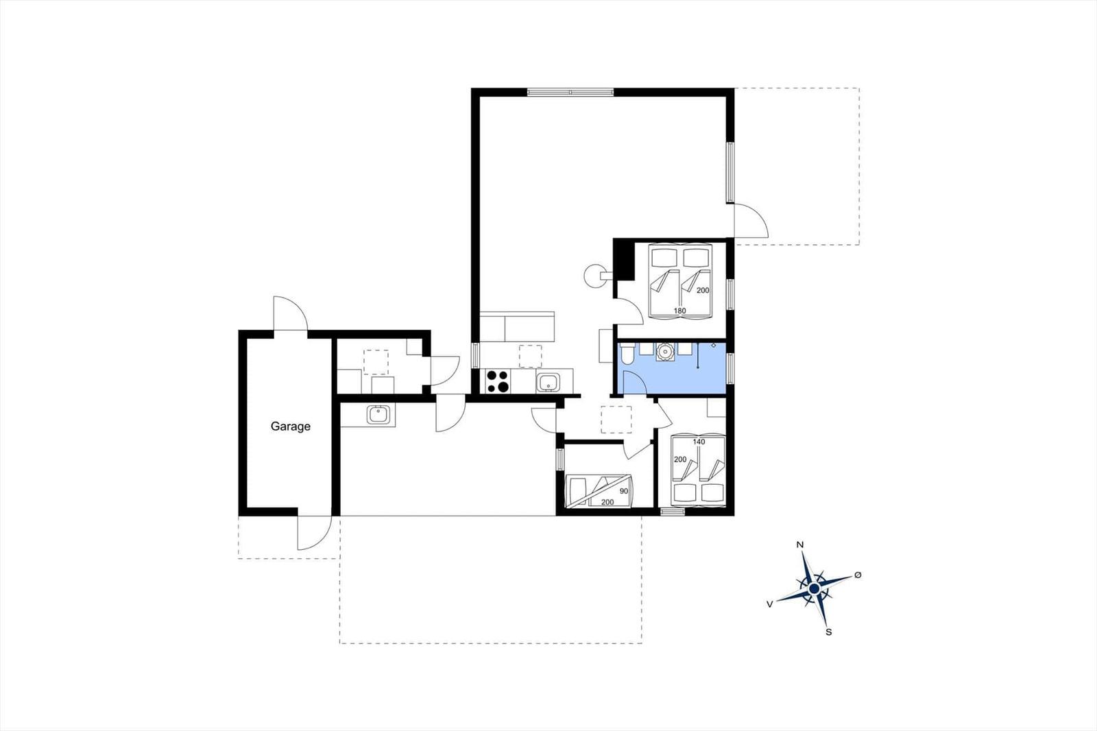 Wohnung mit Garage, Küche, Bad und zwei Schlafzimmern mit Betten.