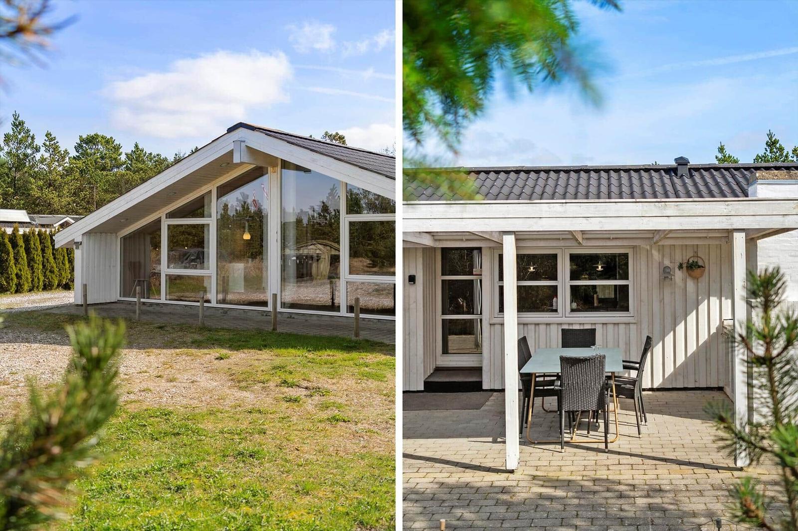 Moderne Ferienhaus mit großem Glasbereich und Terrasse mit Tisch und Stühlen.