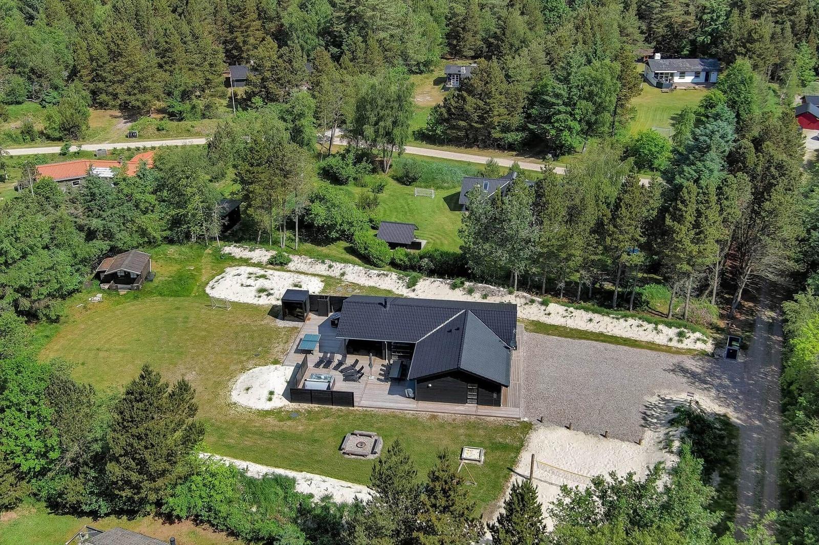 Modernes Ferienhaus mit Pool und Grillplatz im Waldgebiet.