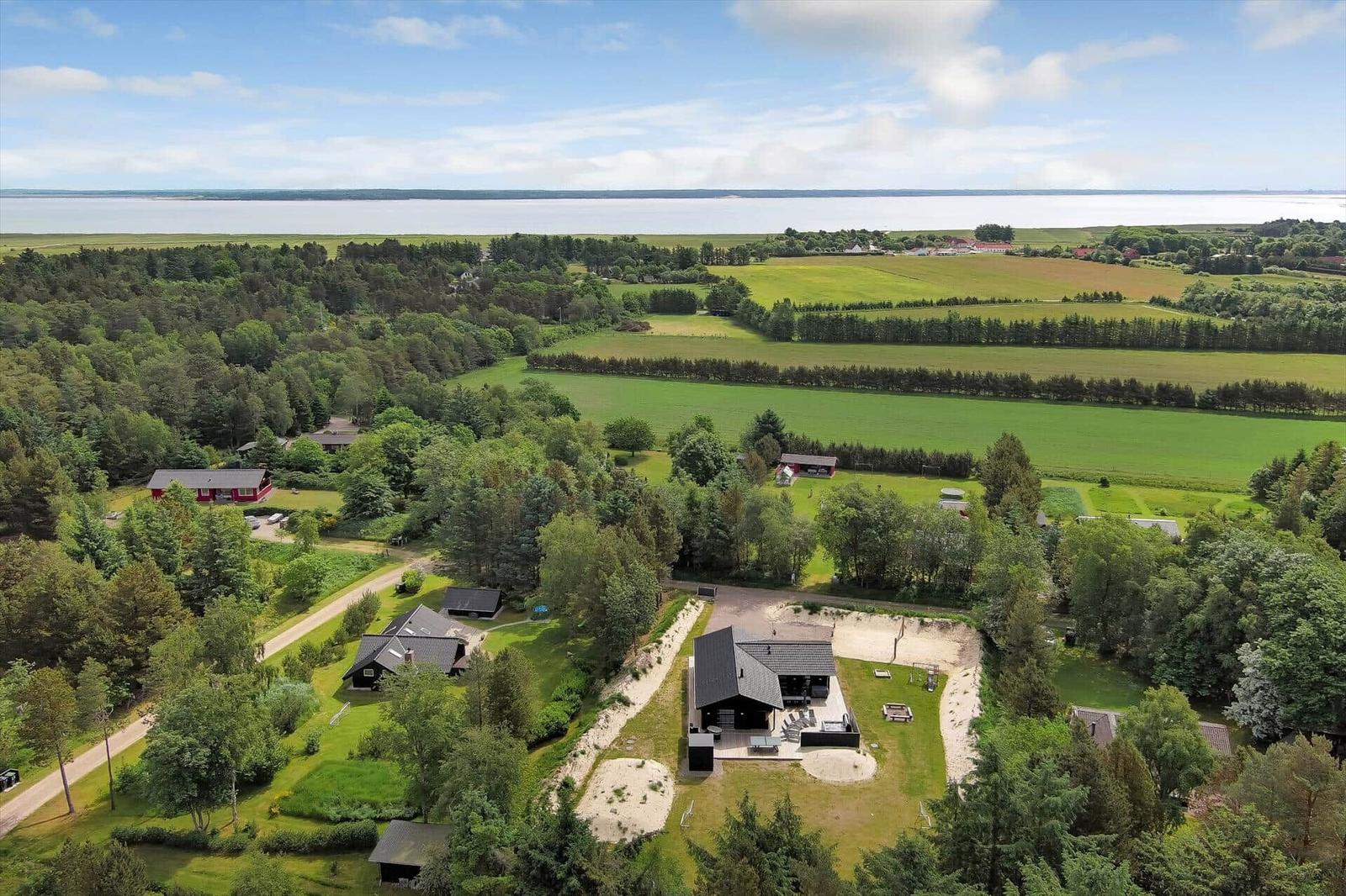 Haus mit Garten und Blick auf Felder und Wasser