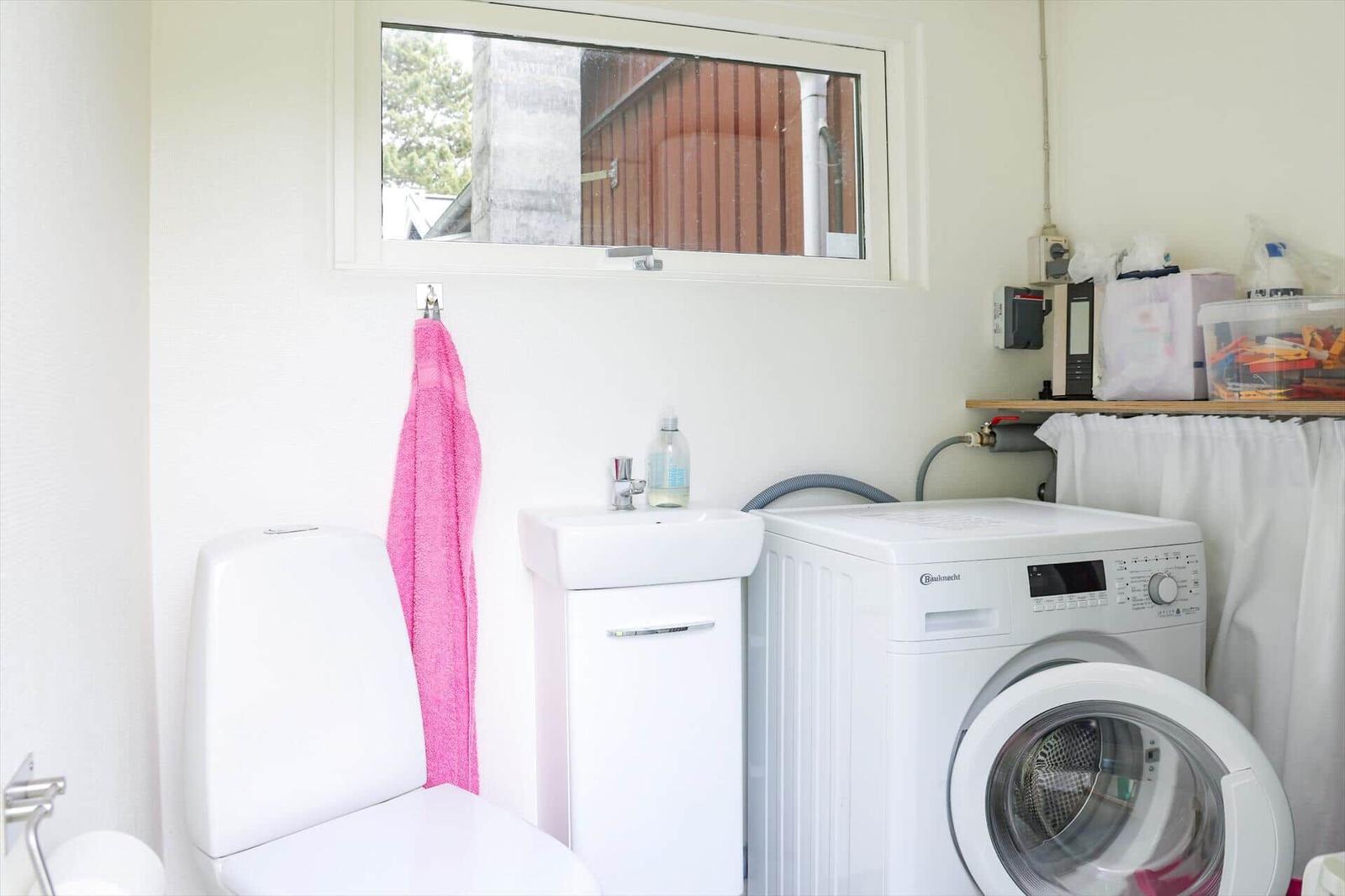 WC mit Waschmaschine, Waschbecken und Fenster