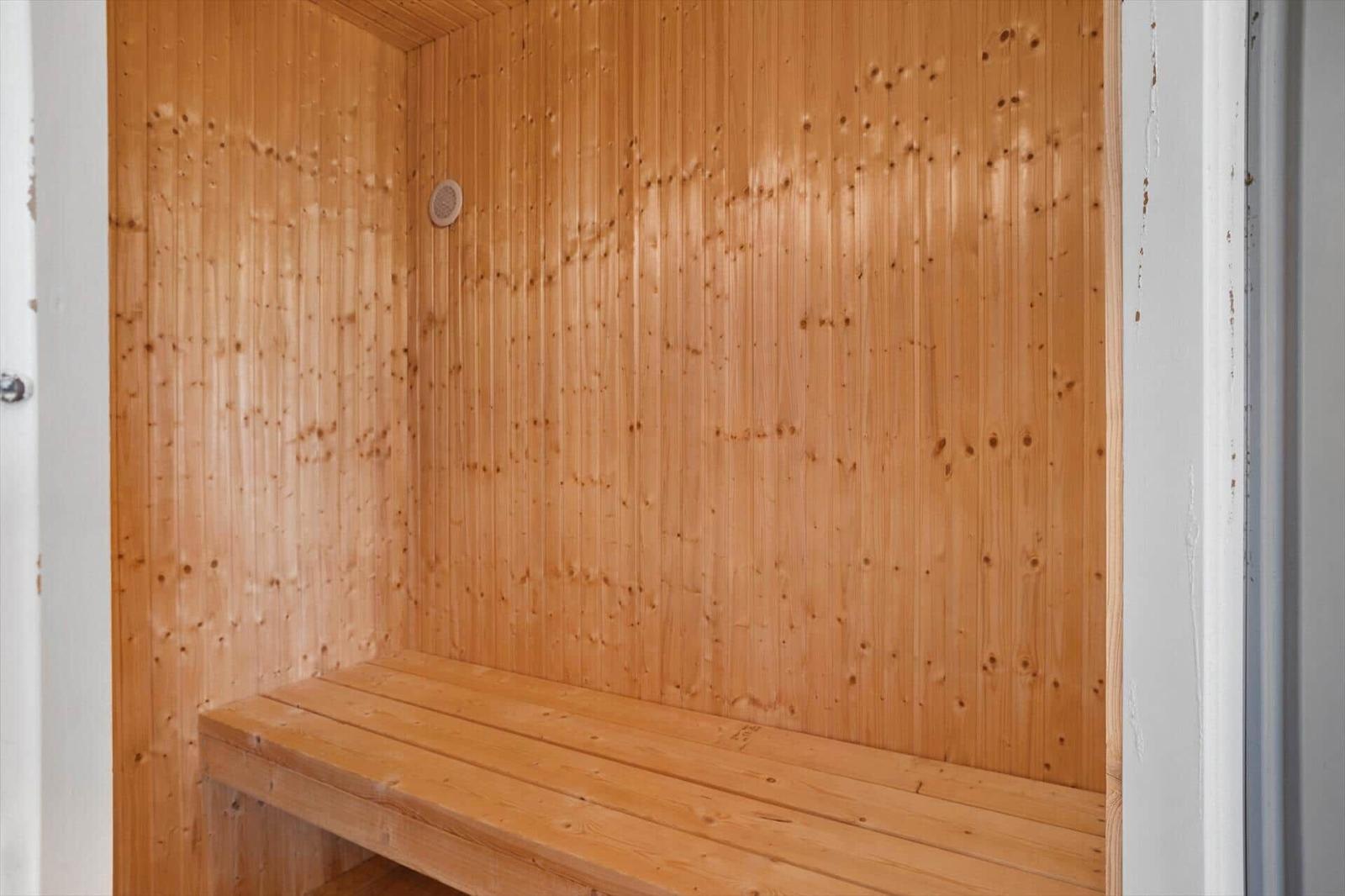 Sauna mit Holzwand und Sitzbank