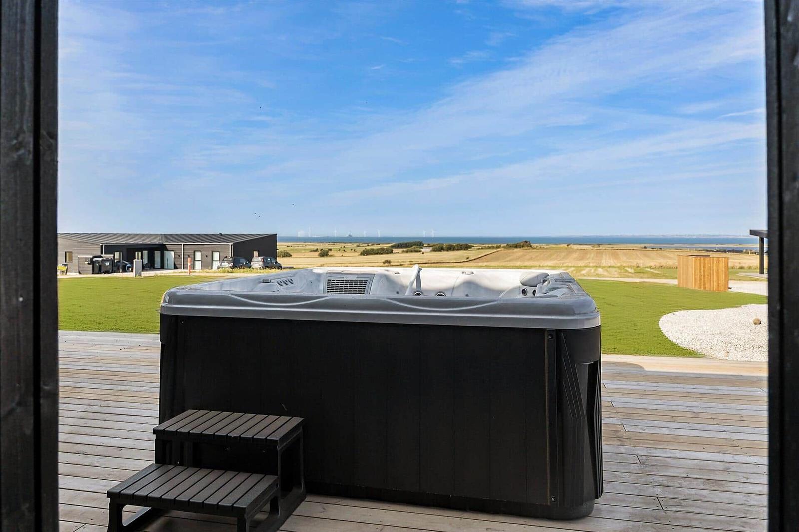 Whirlpool auf Terrasse mit Blick auf Feld und Meer