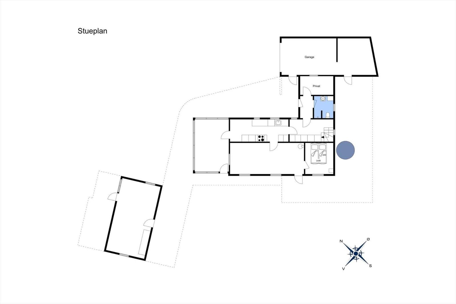 Stueplan zeigt Garage, Schlafzimmer, Küche und Bad mit Kompass.