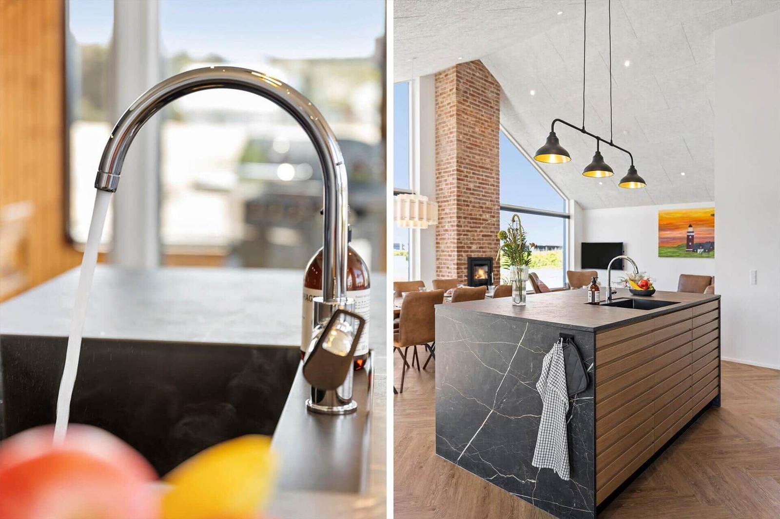 Küche mit modernem Wasserhahn und Kücheninsel mit Marmor und Holz.