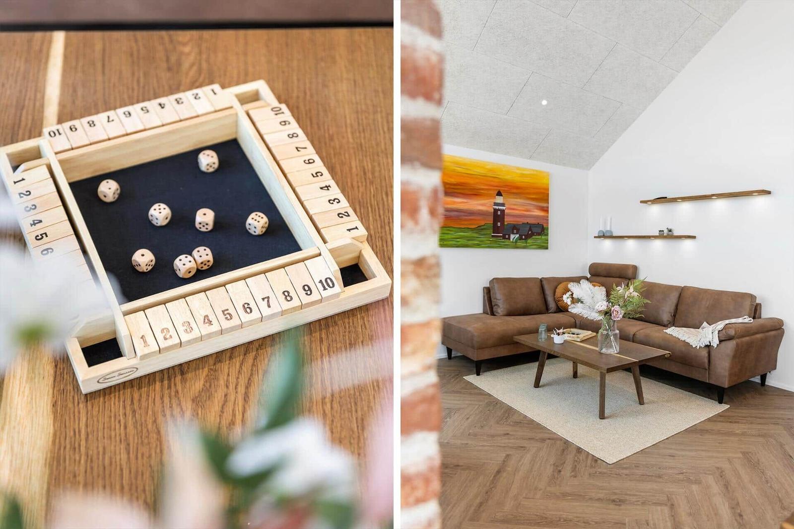 Holzspielplatte mit Würfeln und Wohnzimmer mit Sofa und Wandbild.