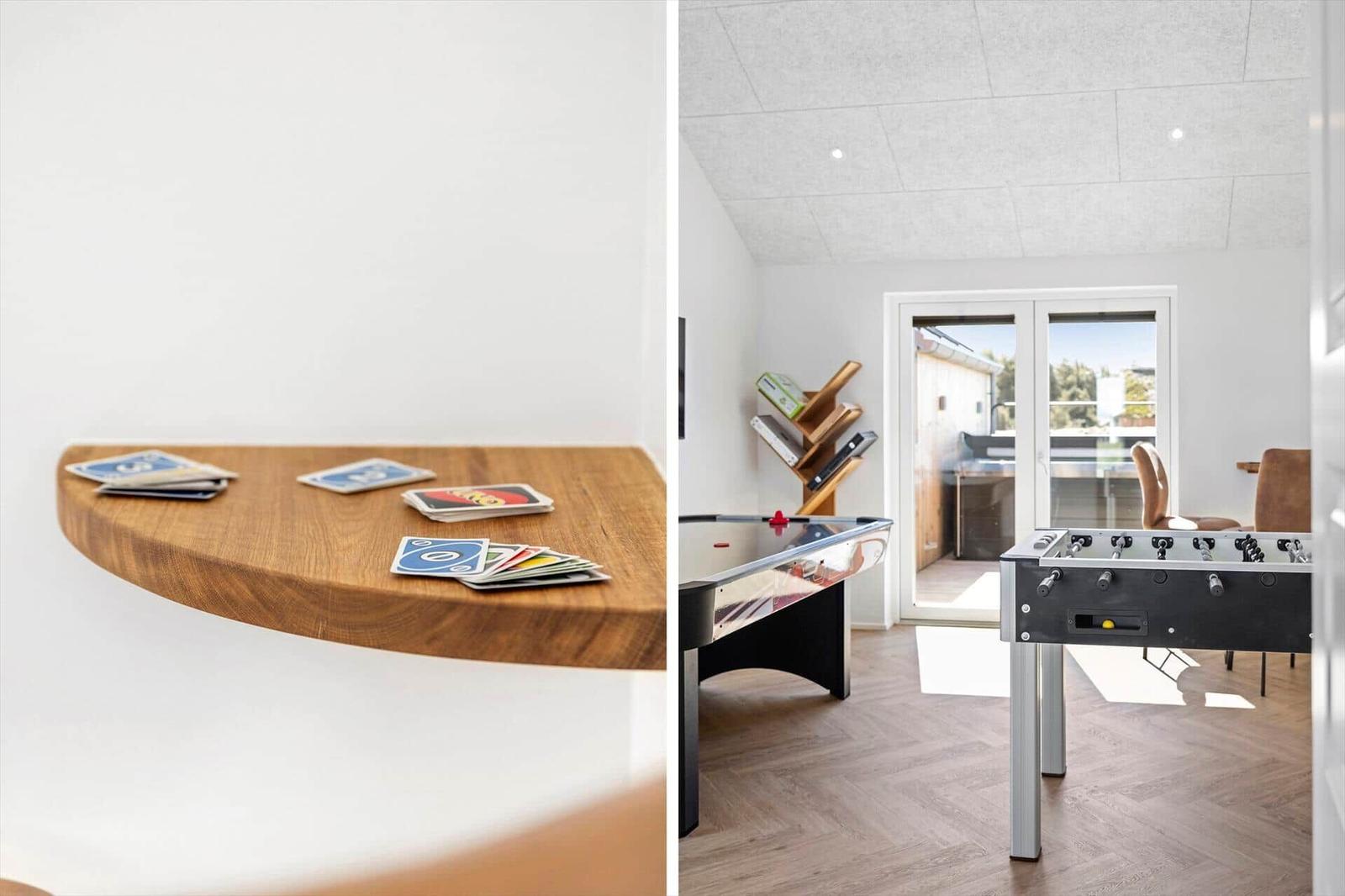 Spielzimmer mit Tischkarten und Spielzeug. Holztisch und Spielbereich.