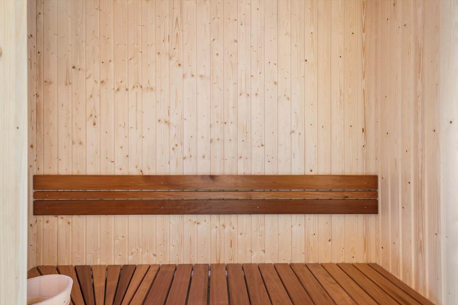 Sauna mit Holzwand und Sitzbänken