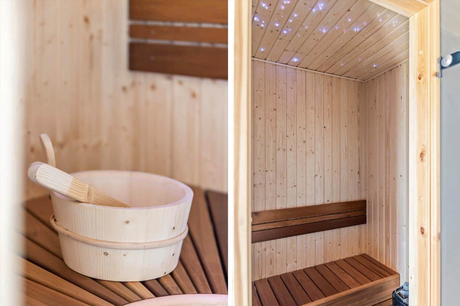 Sauna mit Holzbank und LED-Beleuchtung. Holzschale und Löffel auf Tisch.
