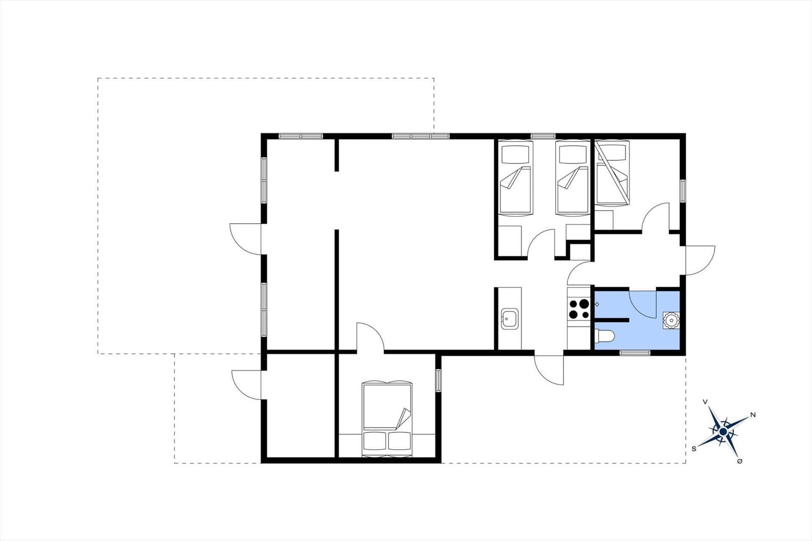 Wohnung mit drei Schlafzimmern, Küche und Bad. Raumübersicht mit Kompass.