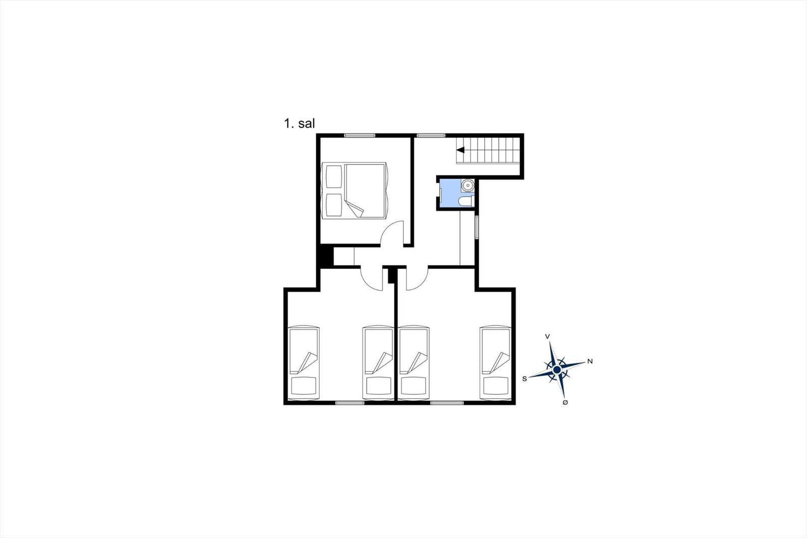 Erdgeschoss mit Schlafzimmer, Bad und vier Schlafzimmern mit Betten.