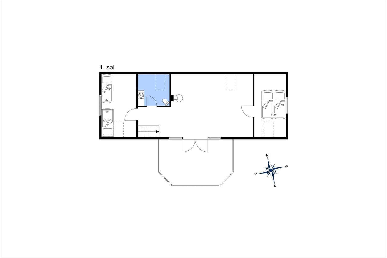 Erdgeschossplan mit Schlafzimmer, Küche und Bad. Hinzugefügt: Kompass und Treppenhaus.
