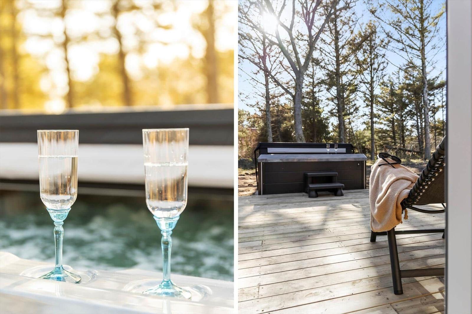 Zwei Gläser Wasser am Whirlpool. Holzterrasse mit Liegestuhl und Hot Tub im Wald.