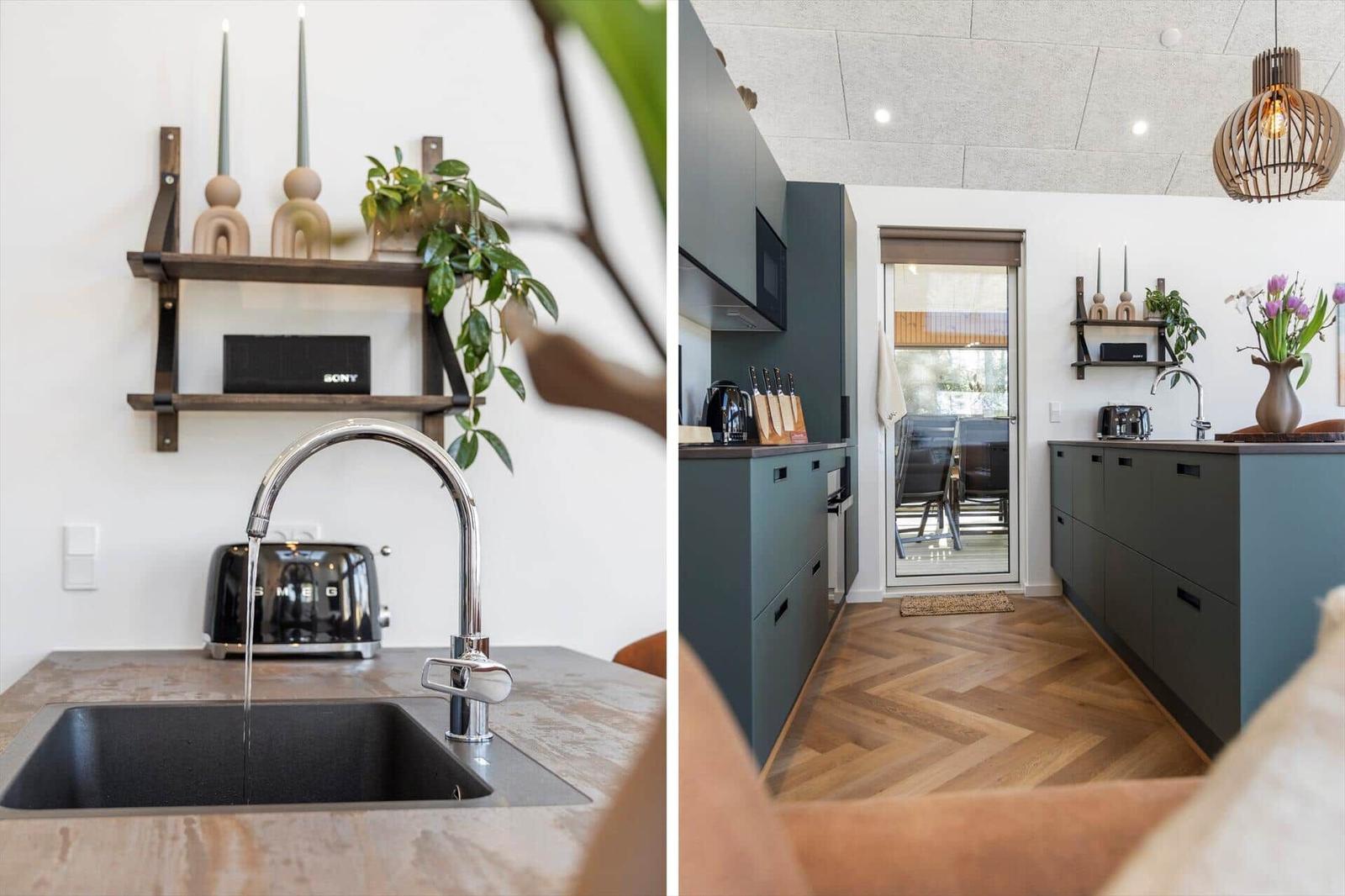 Moderne Küche mit grauen Schränken, Holzboden und Küchenspüle mit Wasserhahn.