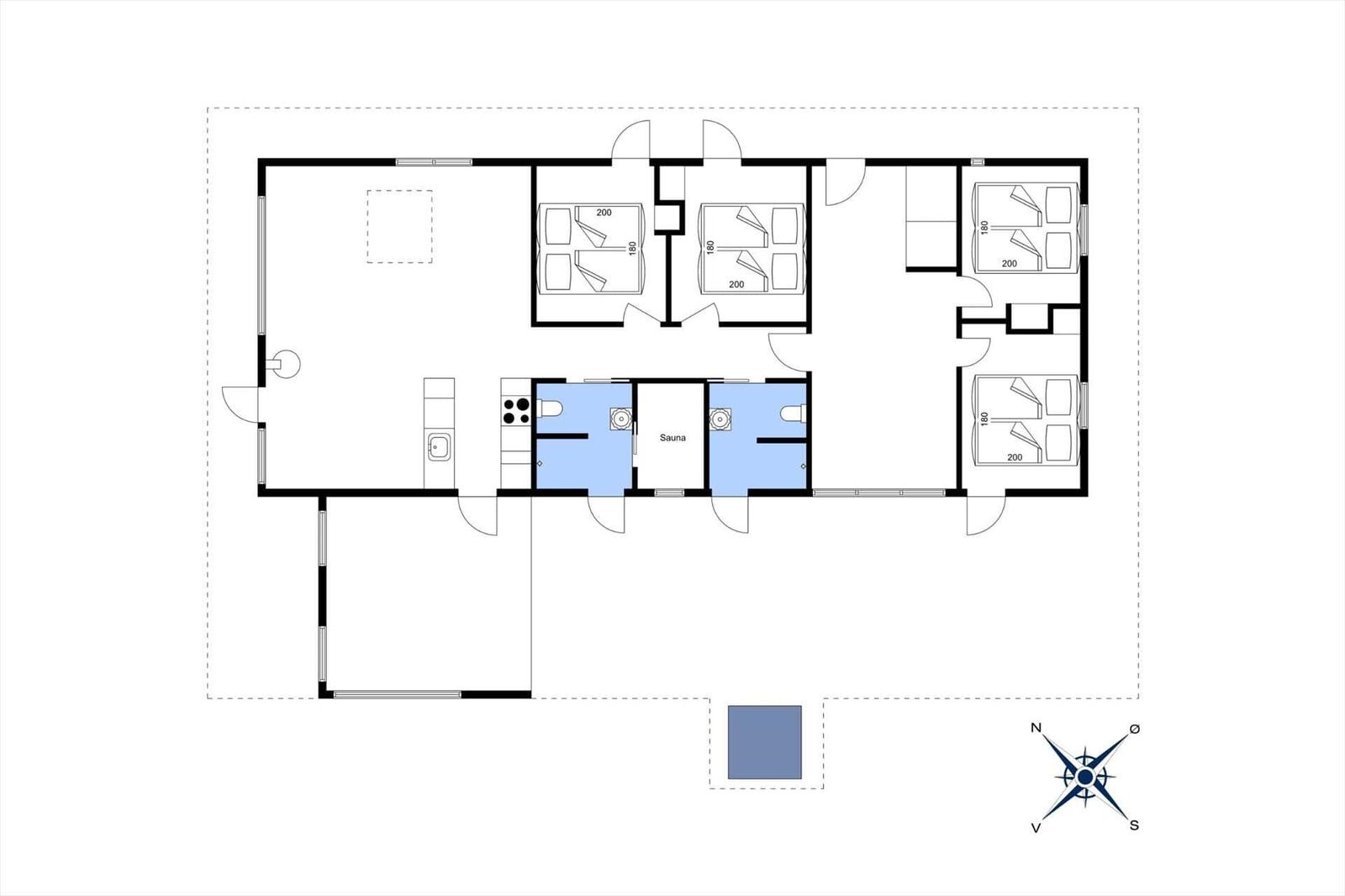 Wohnung mit vier Schlafzimmern, Küche und Sauna. Flur und Badezimmer sind ebenfalls eingezeichnet.