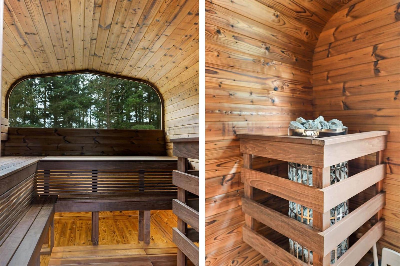 Sauna mit Holzbank und Holzwand, großes Fenster mit Blick auf Wald