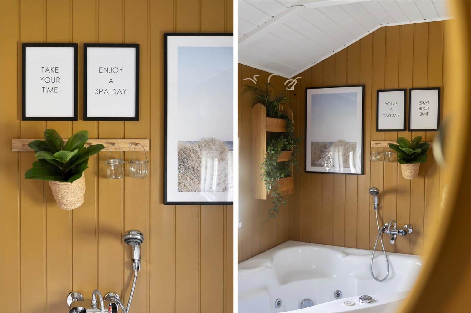 Bad mit Whirlpool, Holzwand und Pflanzen. Bilder mit Text an der Wand.