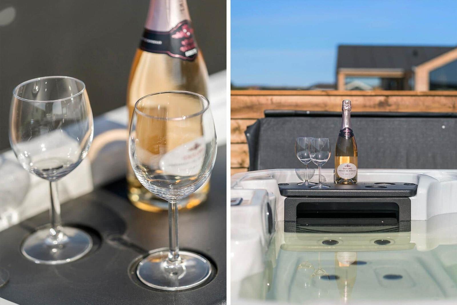 Ein Champagner mit zwei Gläsern auf einer Whirlpool-Platte im Freien.