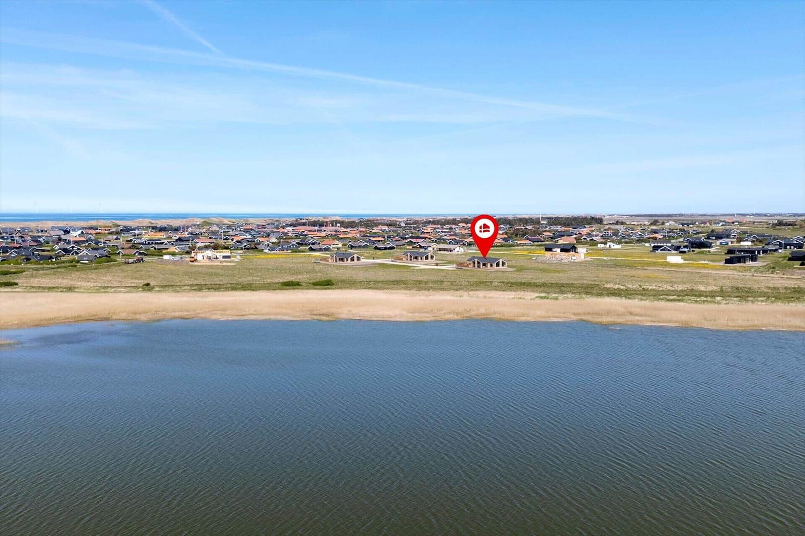 Wohnhaus am Ufer mit Blick auf die Küstenlandschaft und das Meer.