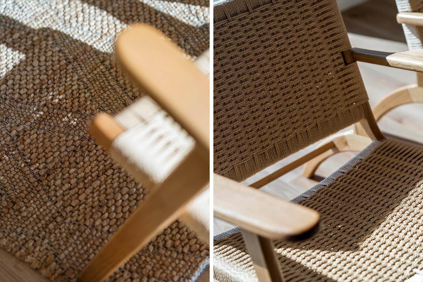 Wohnzimmer mit geflochtenem Sessel und Teppich aus Naturmaterialien.