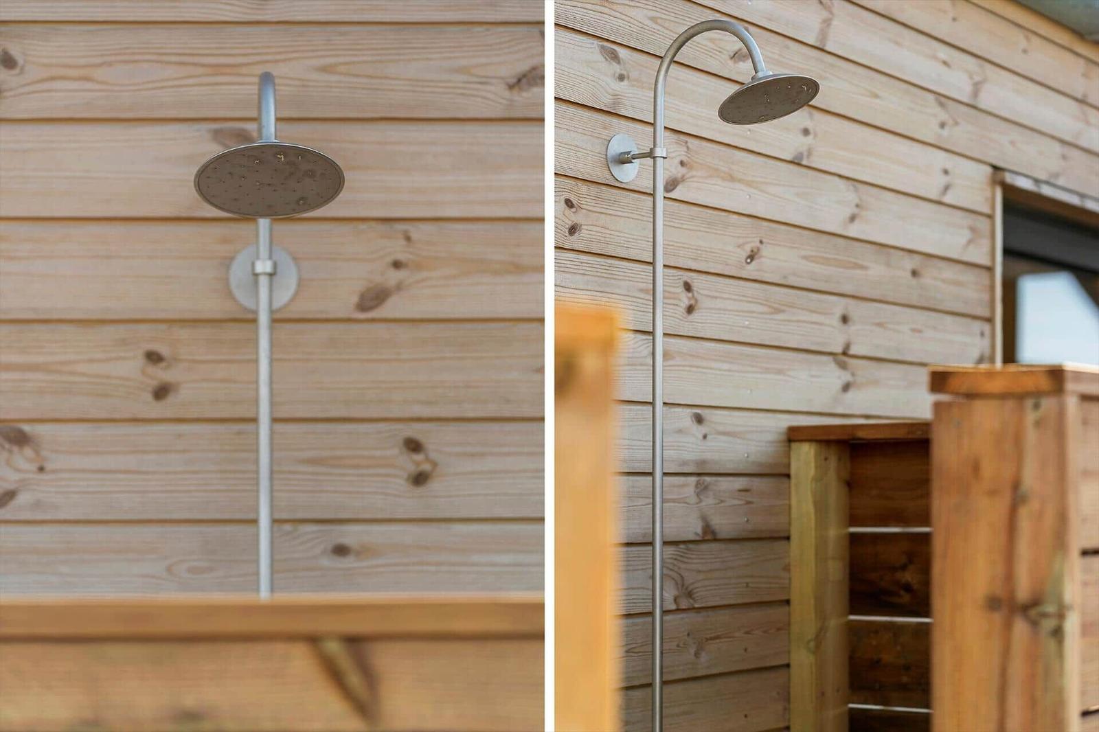Außen-Dusche mit Duschbrause an Holzwand