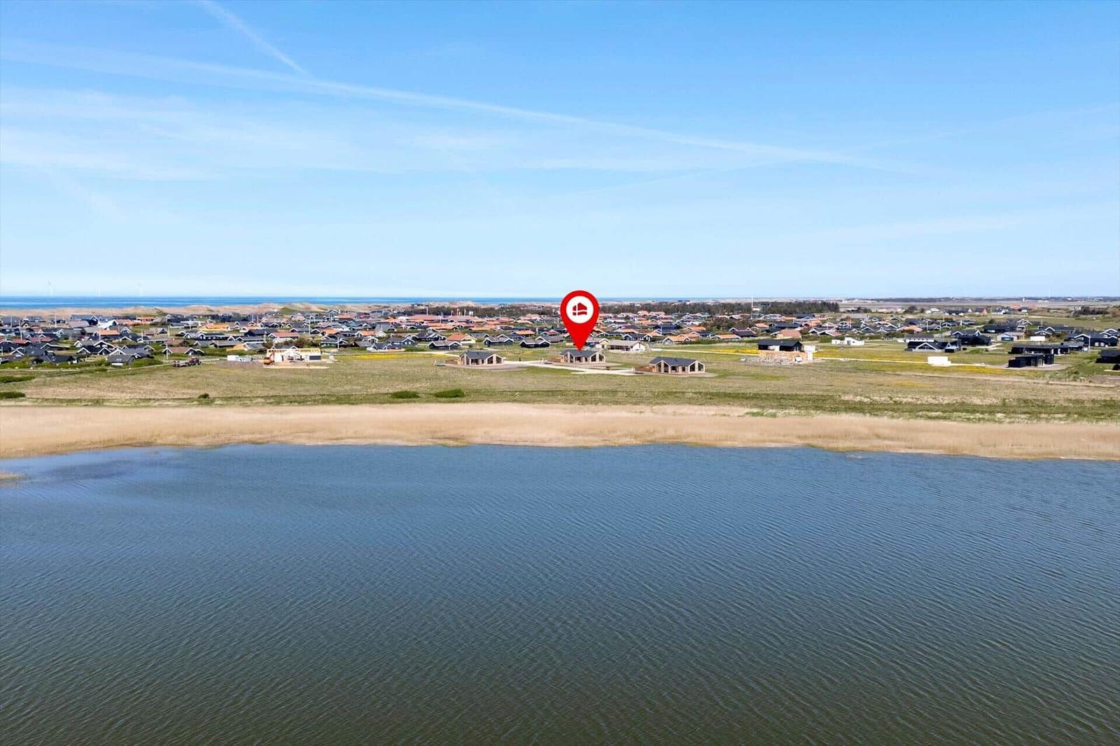 Haus mit Blick auf Wasser und Strand