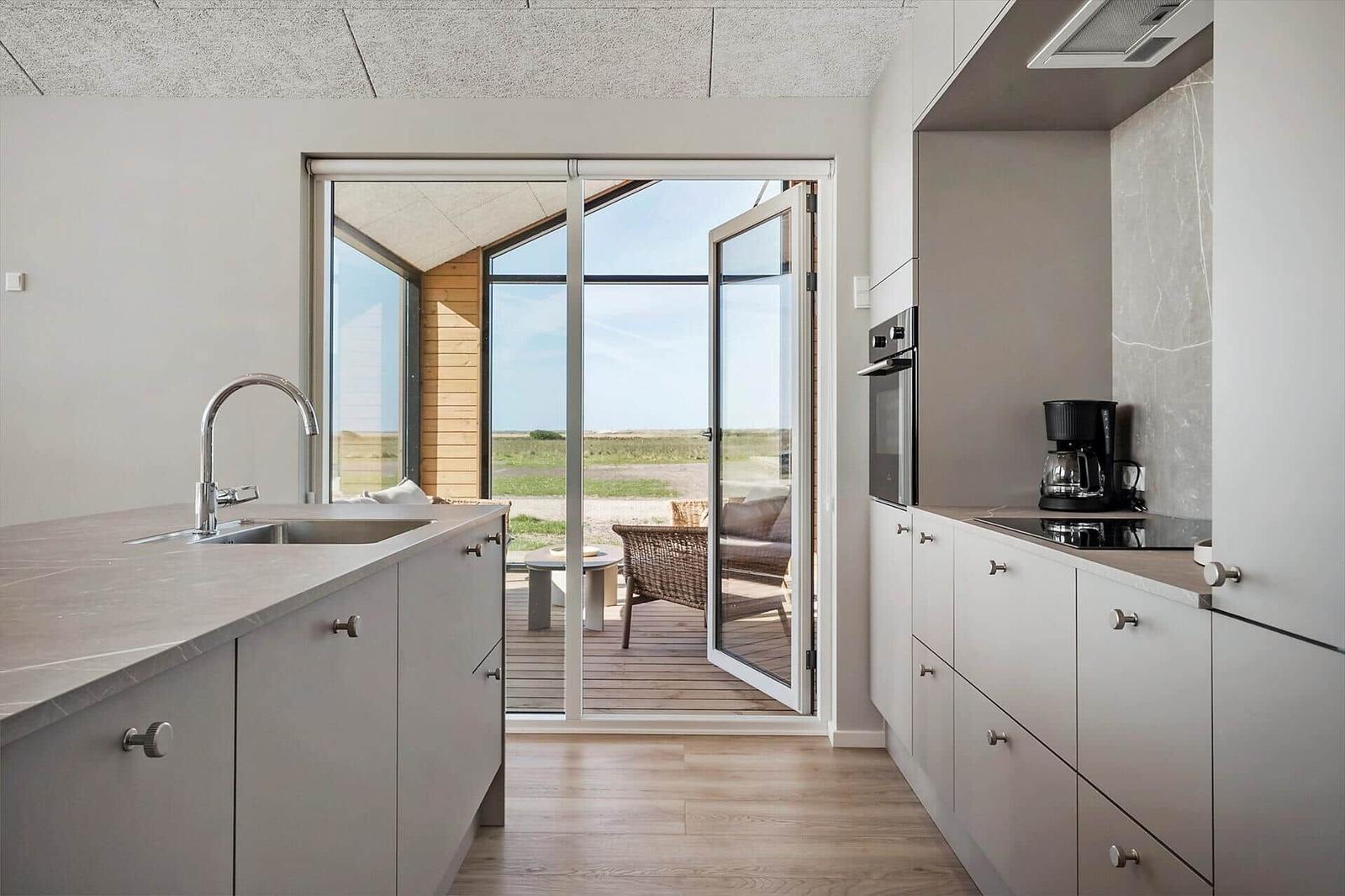 Küche mit Blick auf Terrasse und Landschaft