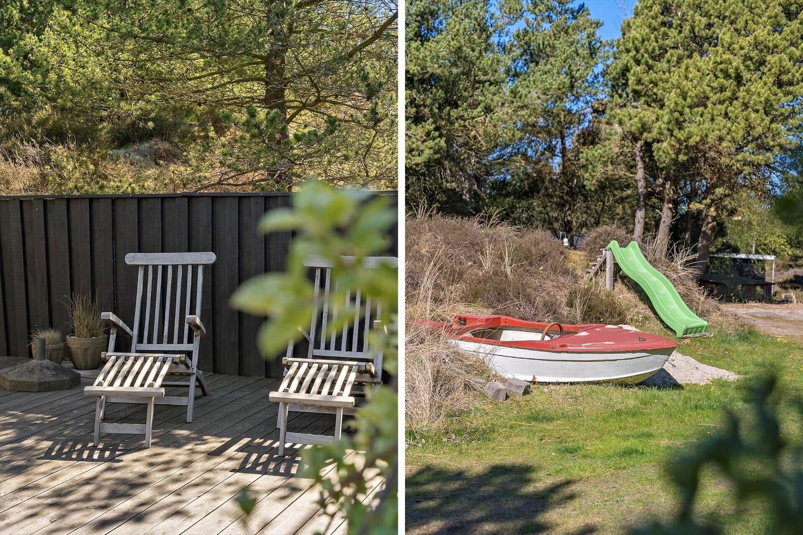 Terrasse mit zwei weißen Stühlen und Holzdecke. Boot und Rutsche im Garten.