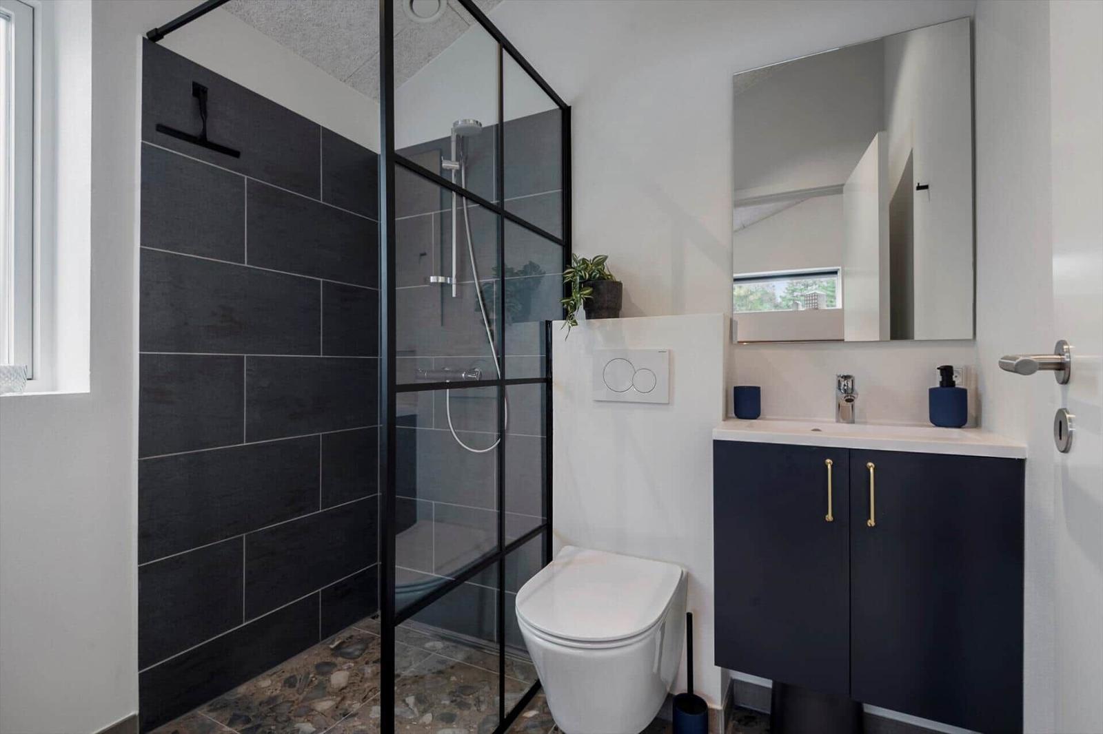 Badezimmer mit Dusche, Toilette und Waschbecken