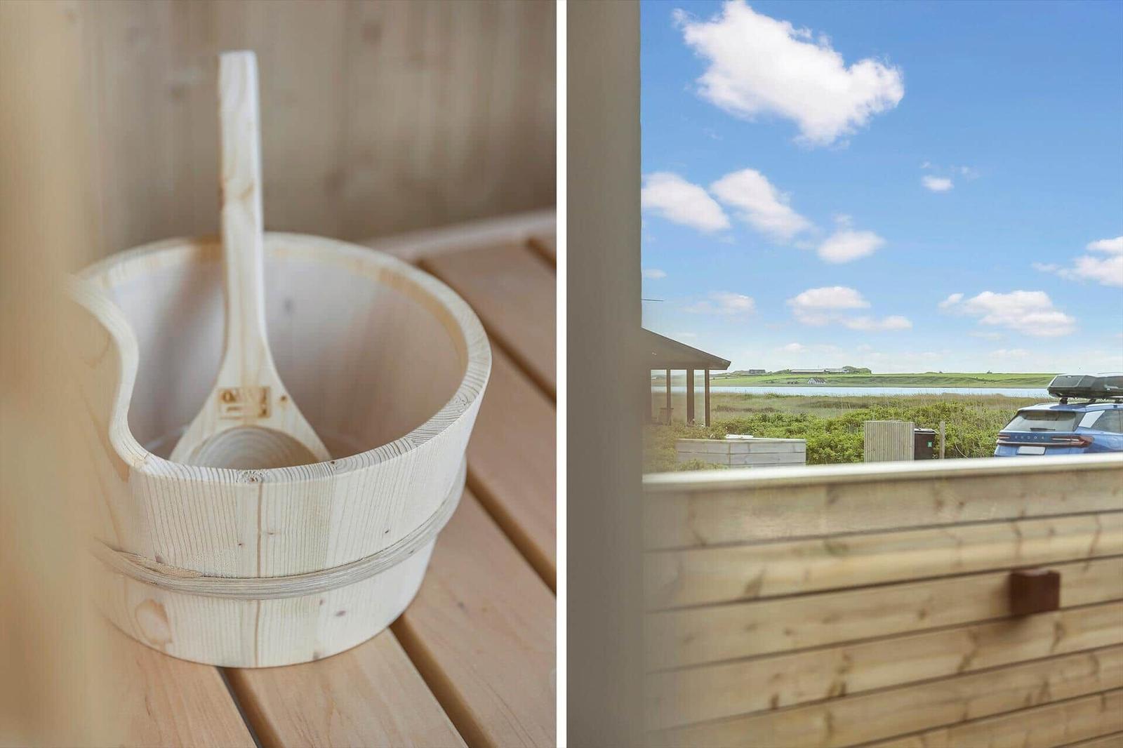 Holzschale mit Löffel in Sauna. Aussicht auf Wiese und Himmel.