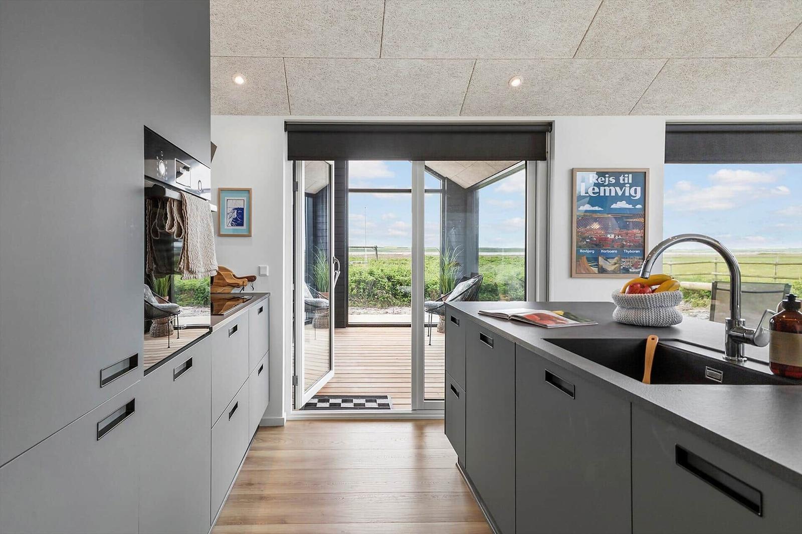 Moderne Küche mit Blick auf Terrasse und Landschaft
