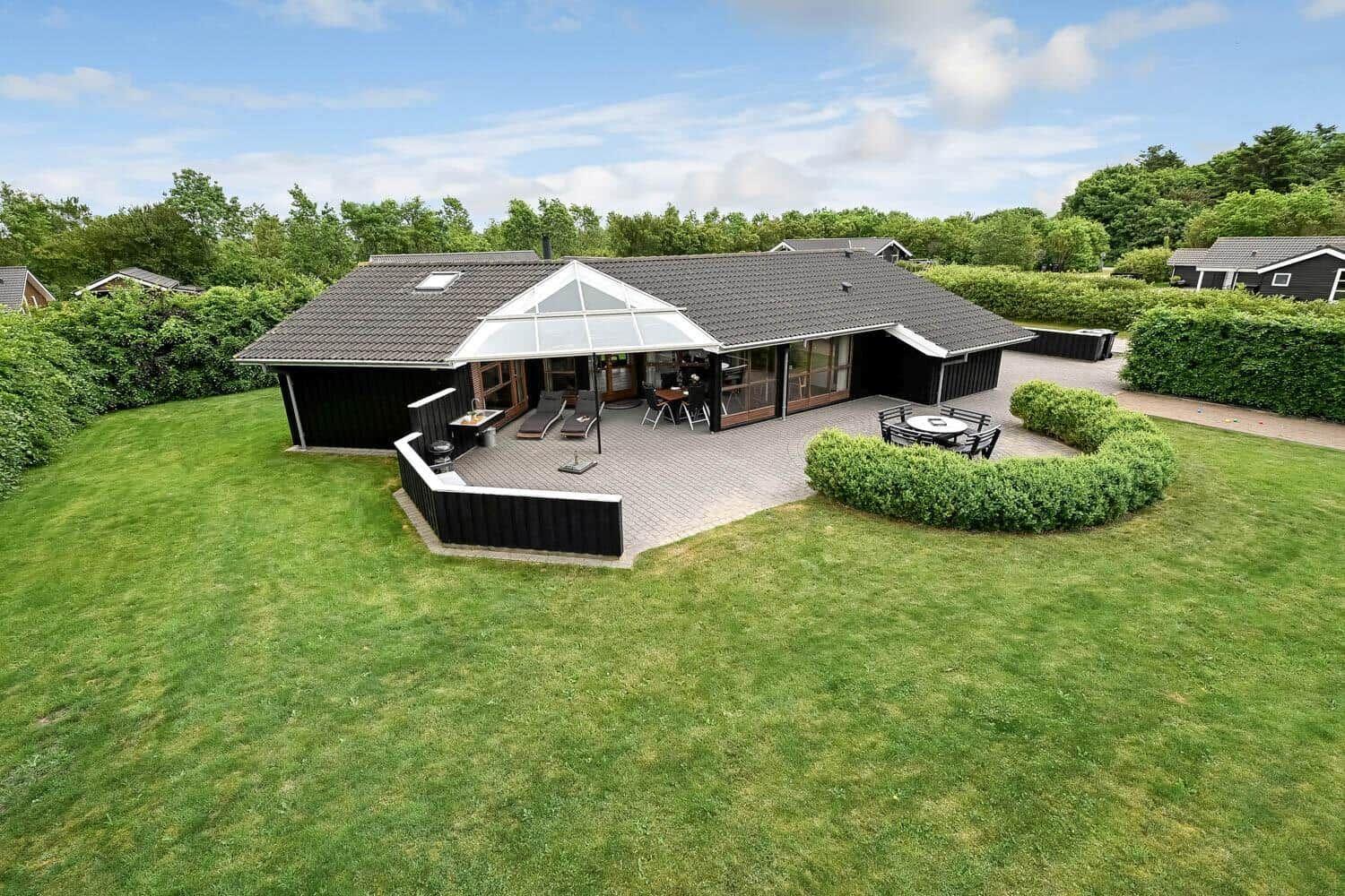 Moderne Villa mit großem Garten, Terrasse und Grillplatz. Ideal für Urlaub mit Familie.