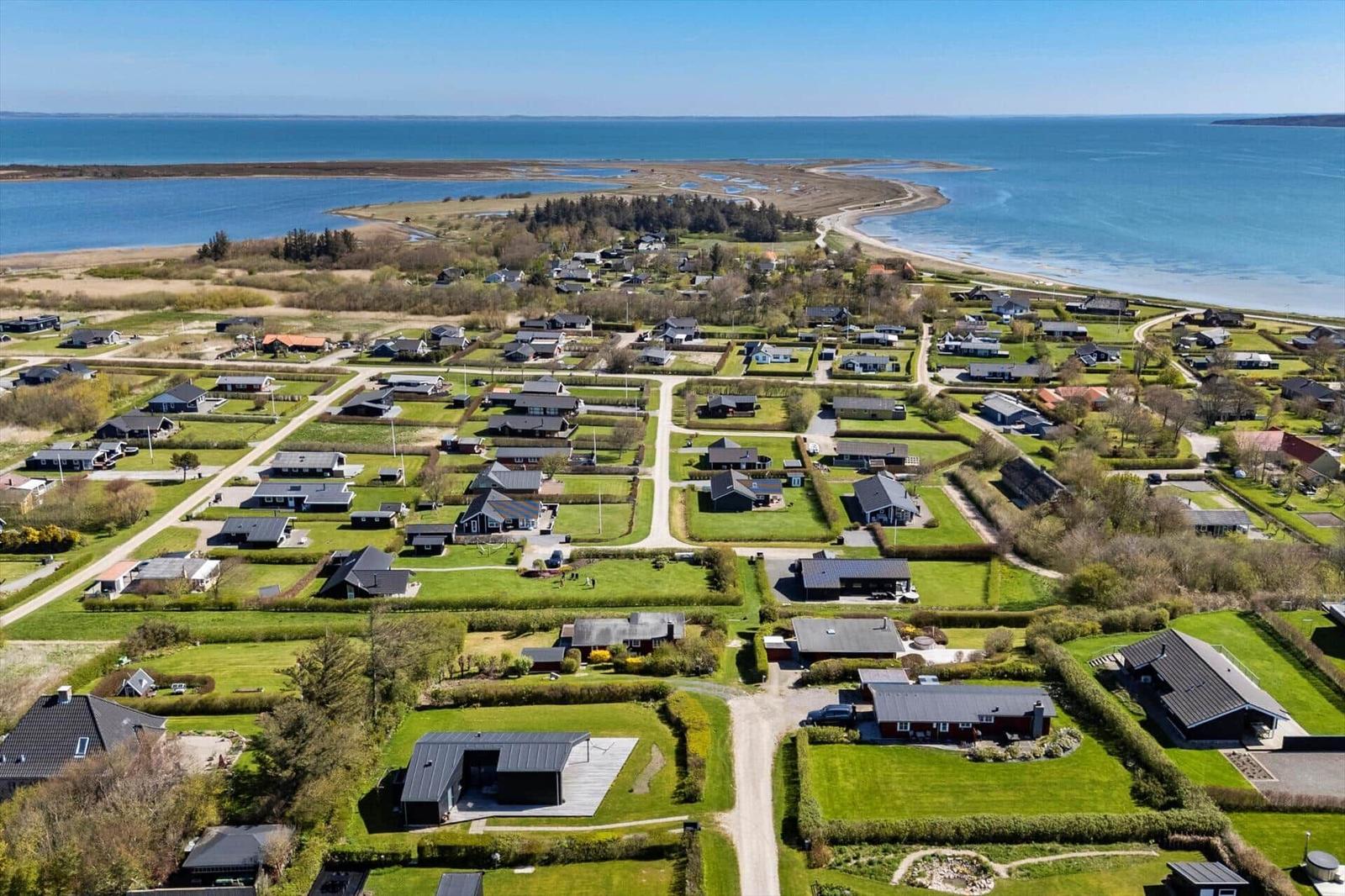 Luftbild von Ferienhäusern mit Grünflächen und Blick aufs Meer