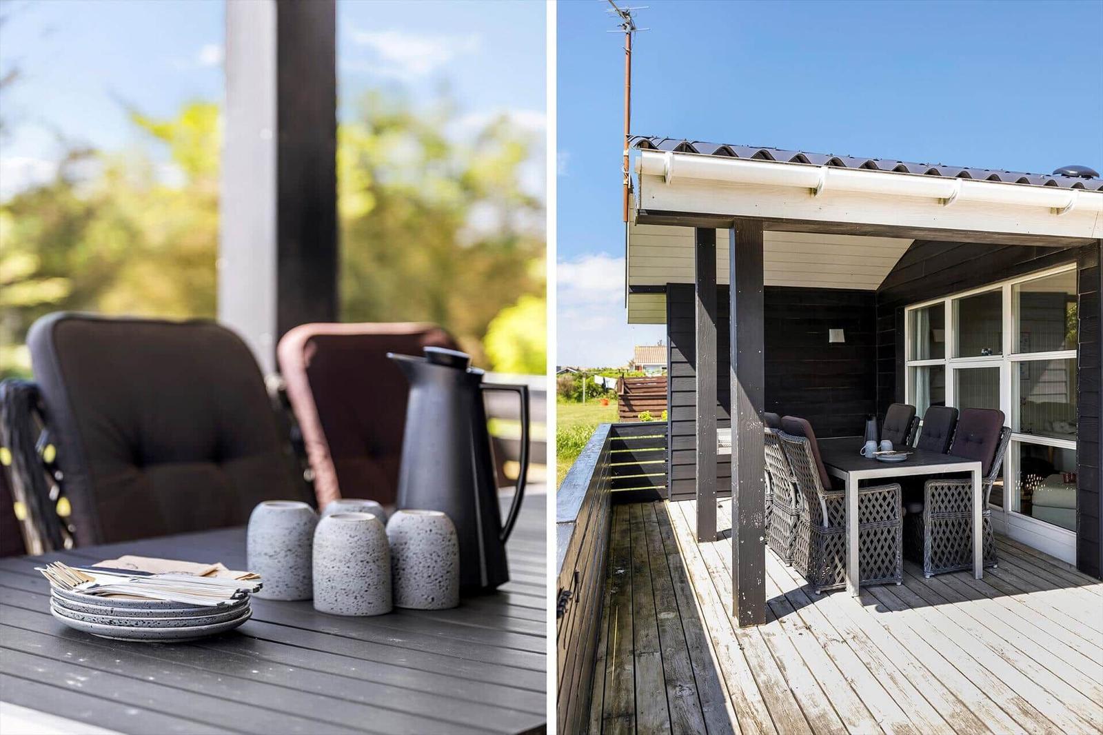 Terrasse mit Tisch und Stühlen. Holzdecke und Sicht auf Garten.
