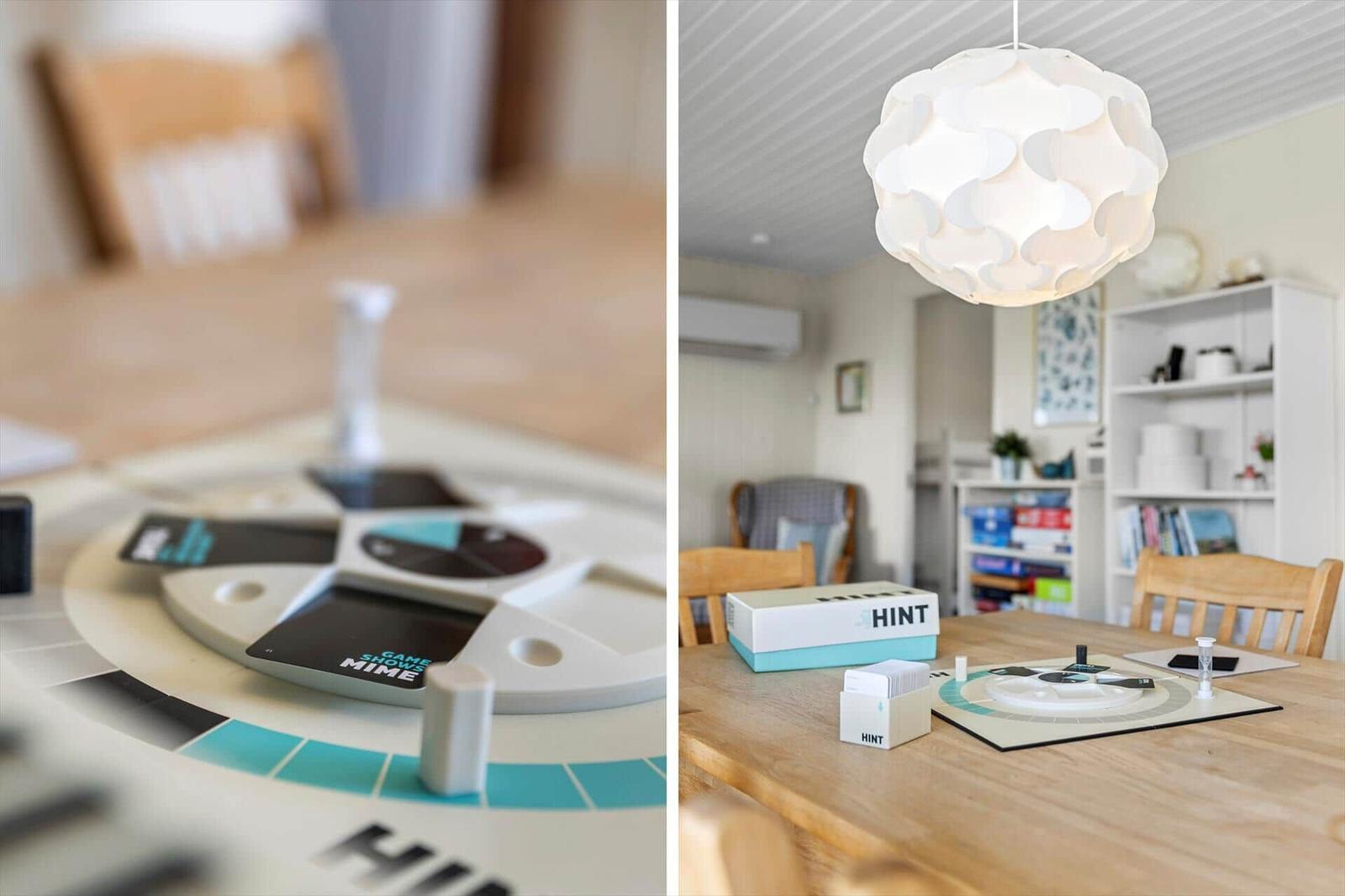 Ein Tisch mit einem Spiel und einer Lampe in einem hellen Raum.