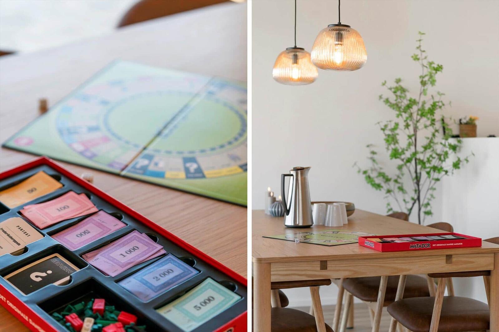 Ein Tisch mit Spielzeug und einer Matador-Spielbox. Hintergrund: Tisch mit Hängelampe und Pflanze.