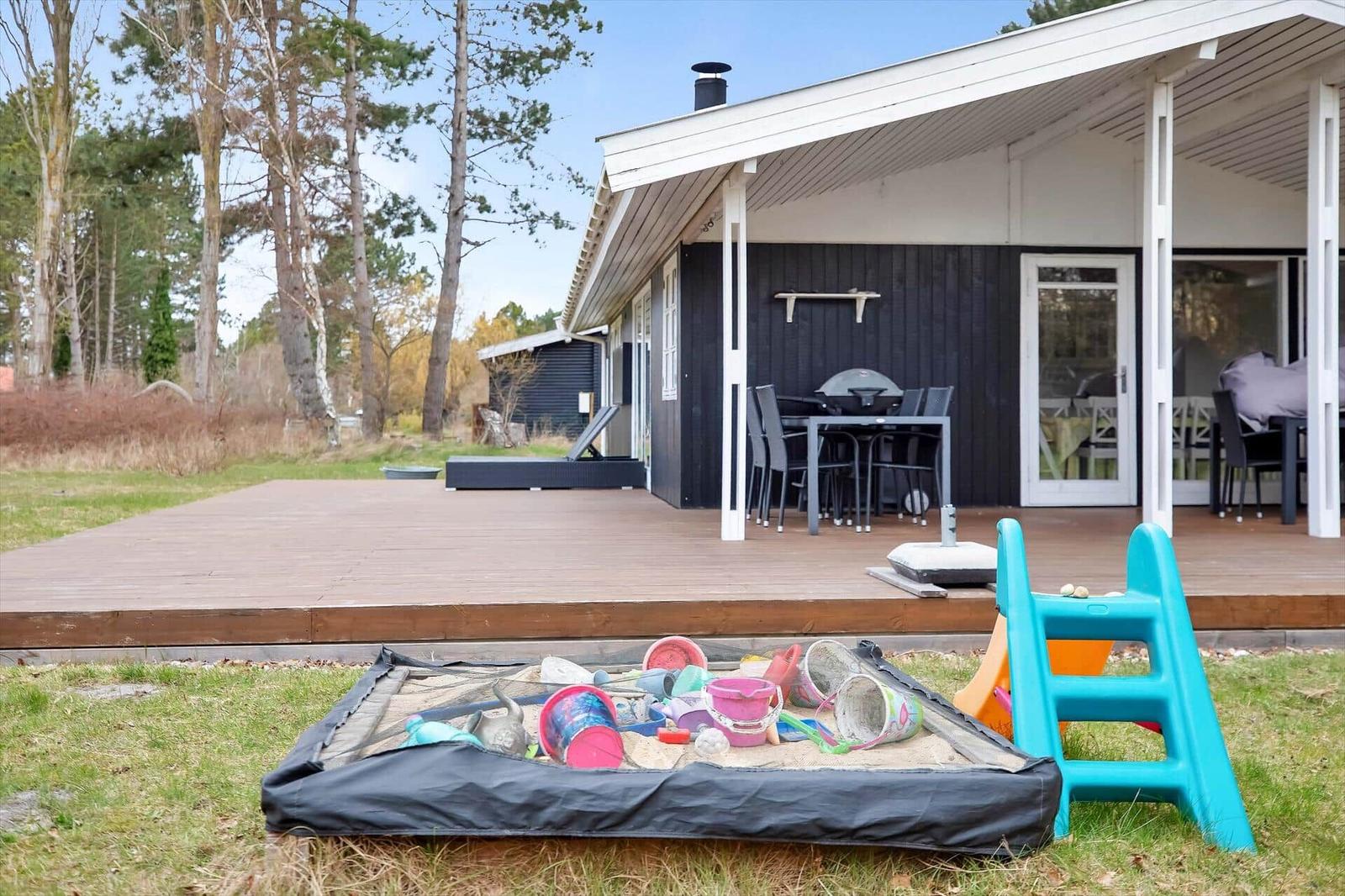 Haus mit Terrasse, Grill und Sandkasten mit Spielzeug