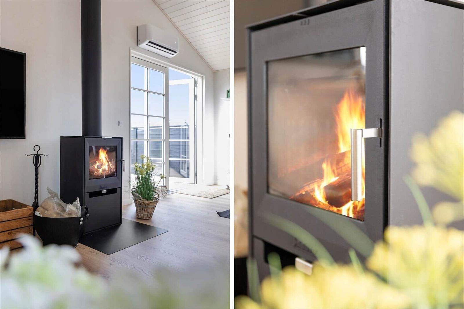 Kaminofen mit brennendem Holz, Blick auf Terrasse und Raum mit Holzboden.