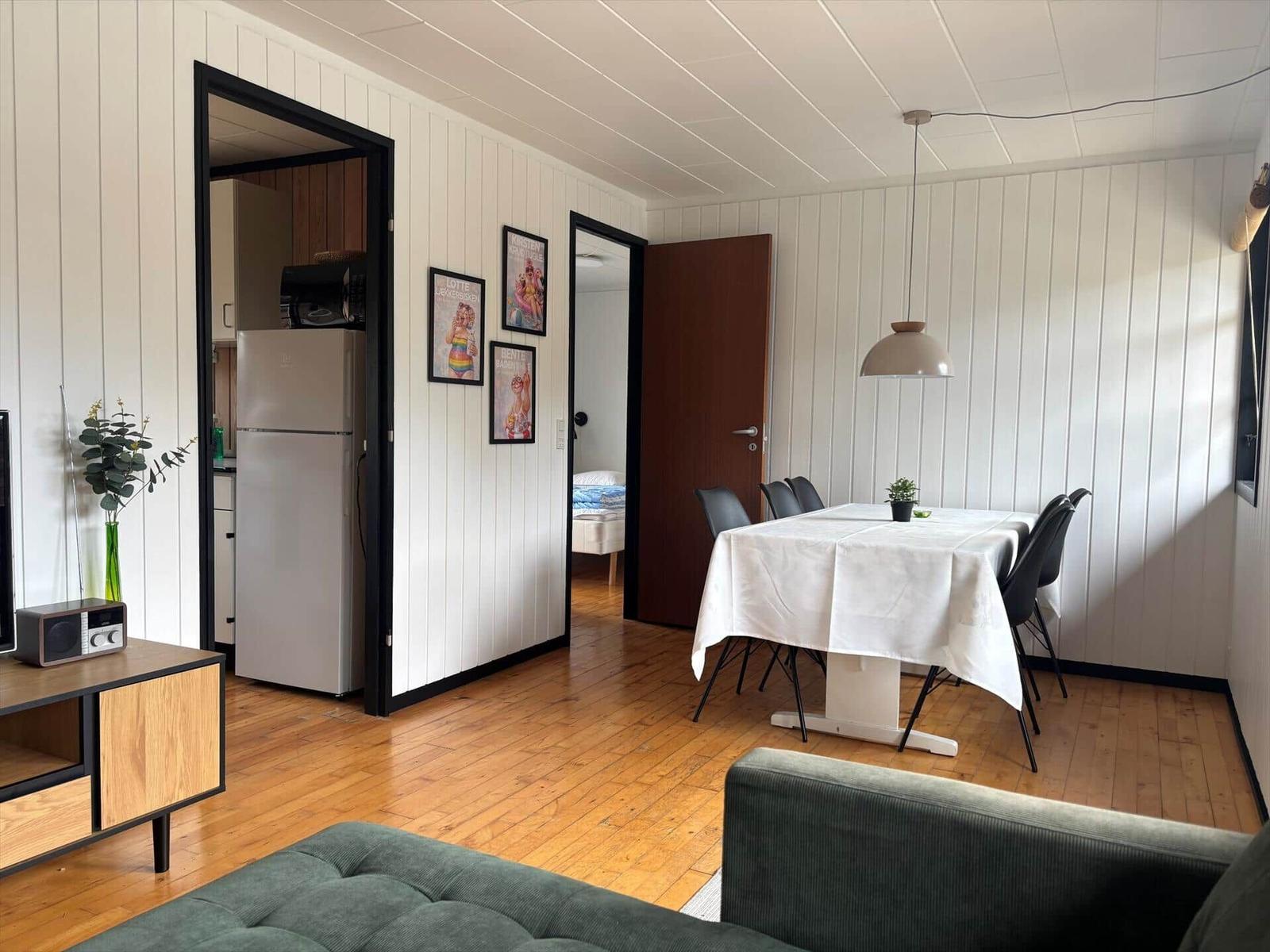 Wohnzimmer mit Essbereich, Küche und Schlafzimmer sichtbar.