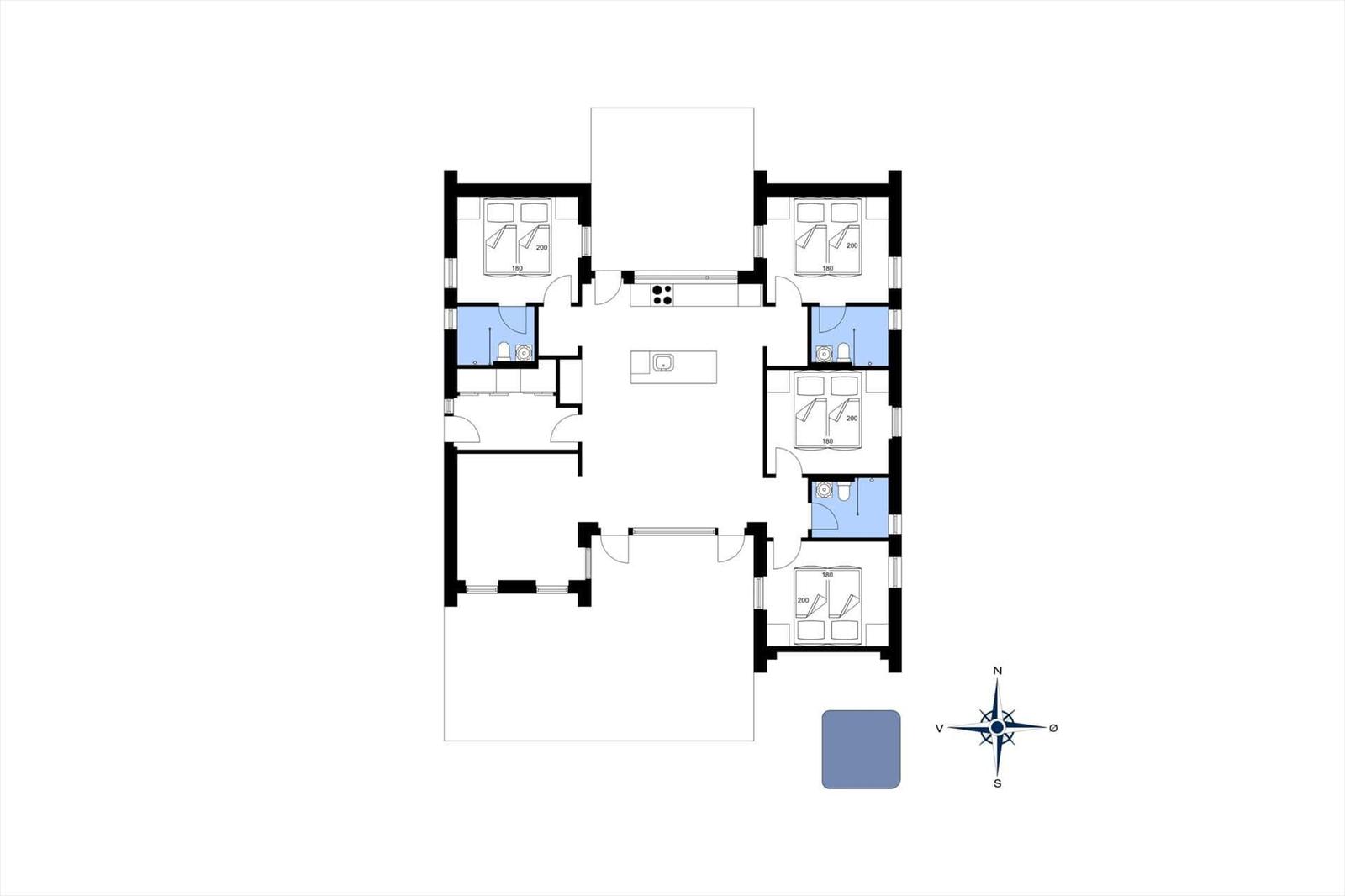 Fünf Zimmer mit Bad und Küche im Grundriss. Mit Kompass für Orientierung.
