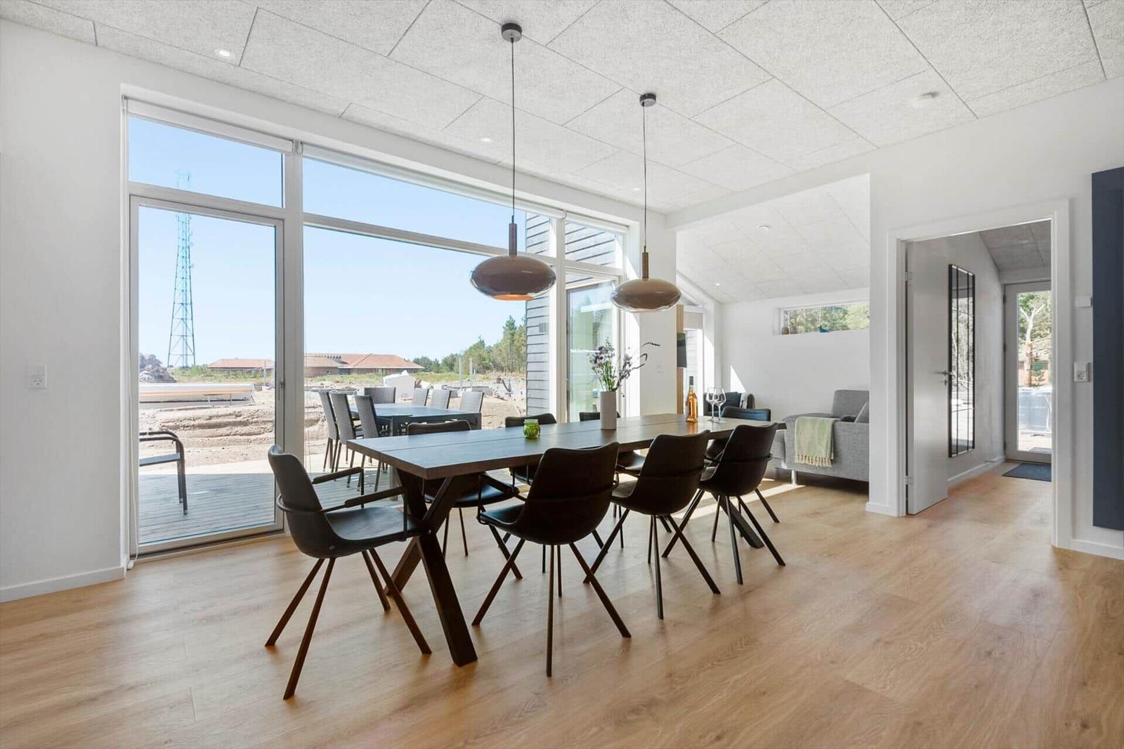 Esszimmer mit Tisch, Stühlen und Blick auf Terrasse