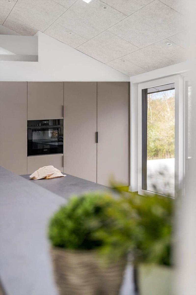 Moderne Küche mit eingebauter Mikrowelle und großem Fenster zur Aussicht.