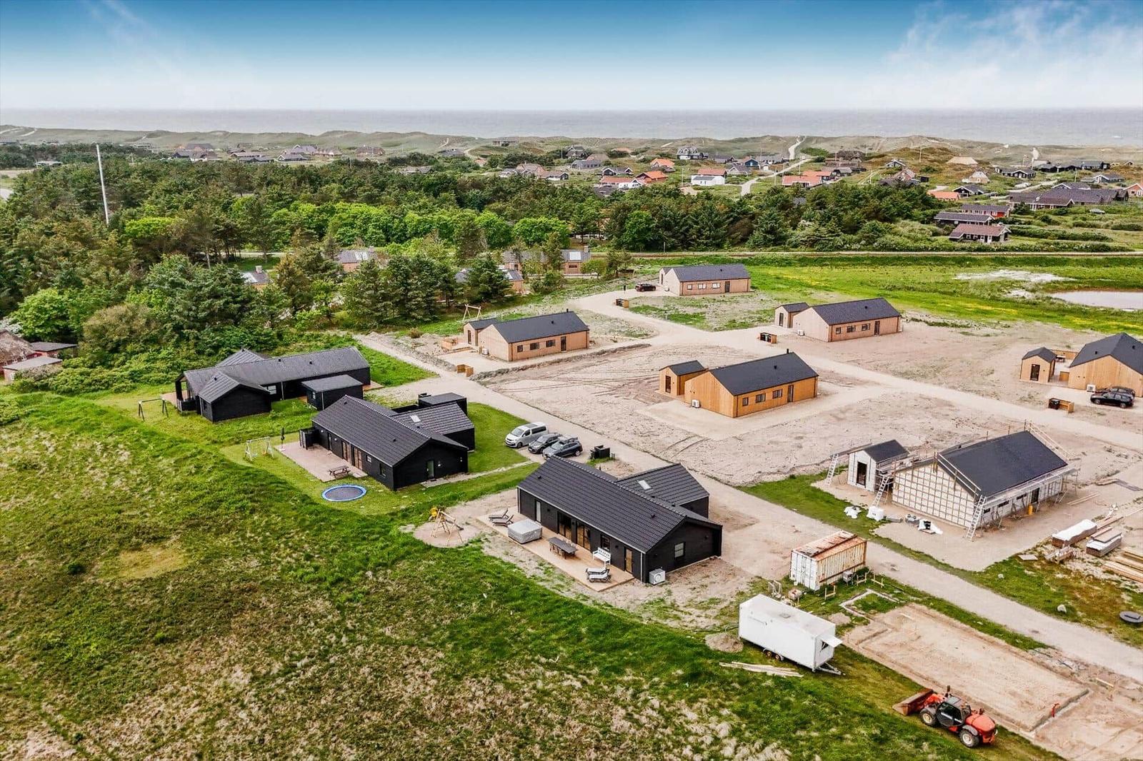 Liegenschaft mit mehreren Häusern und Blick auf die Nordsee.
