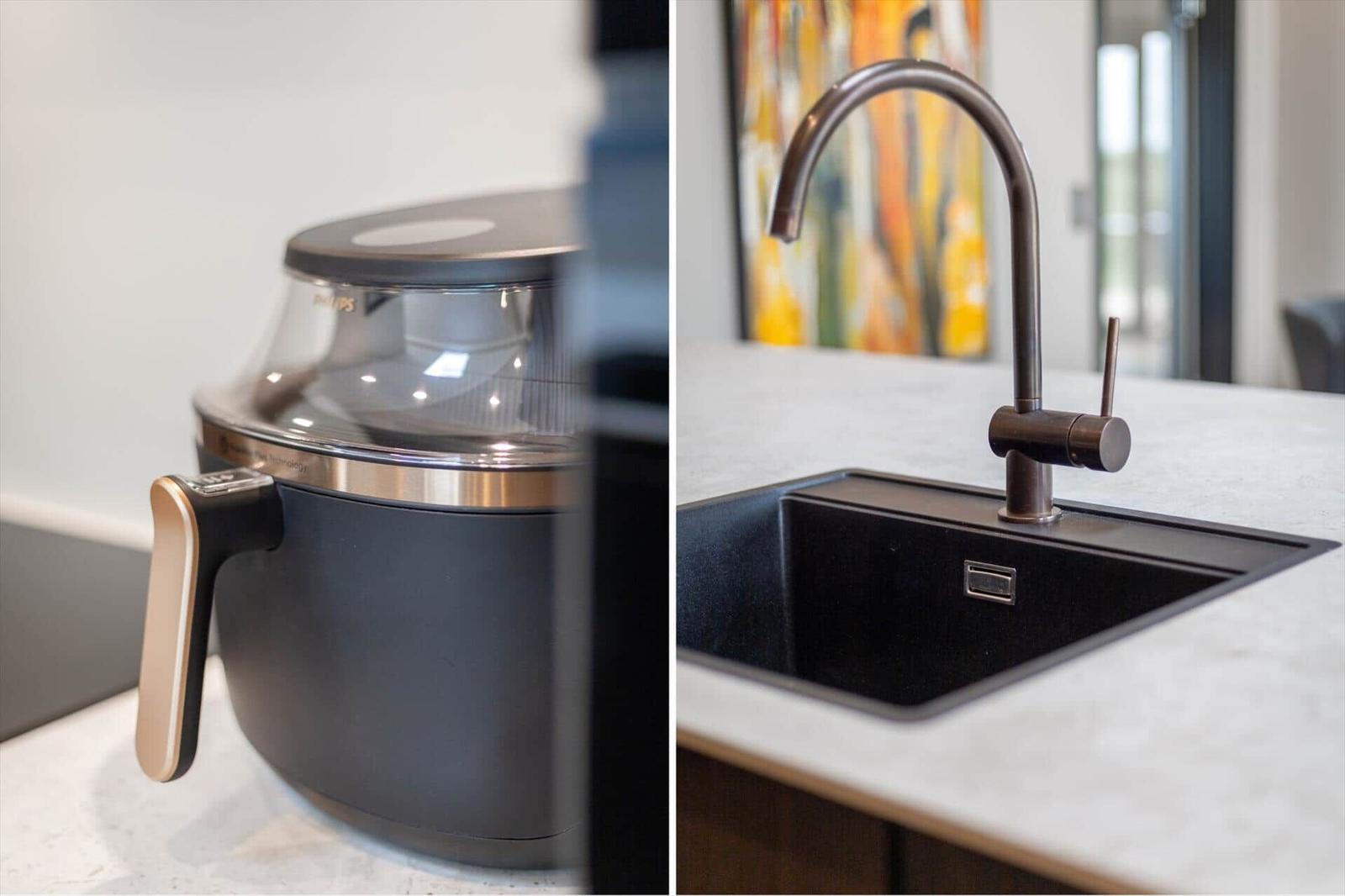 Küche mit Airfryer und modernem Wasserhahn im Edelstahl-Design.