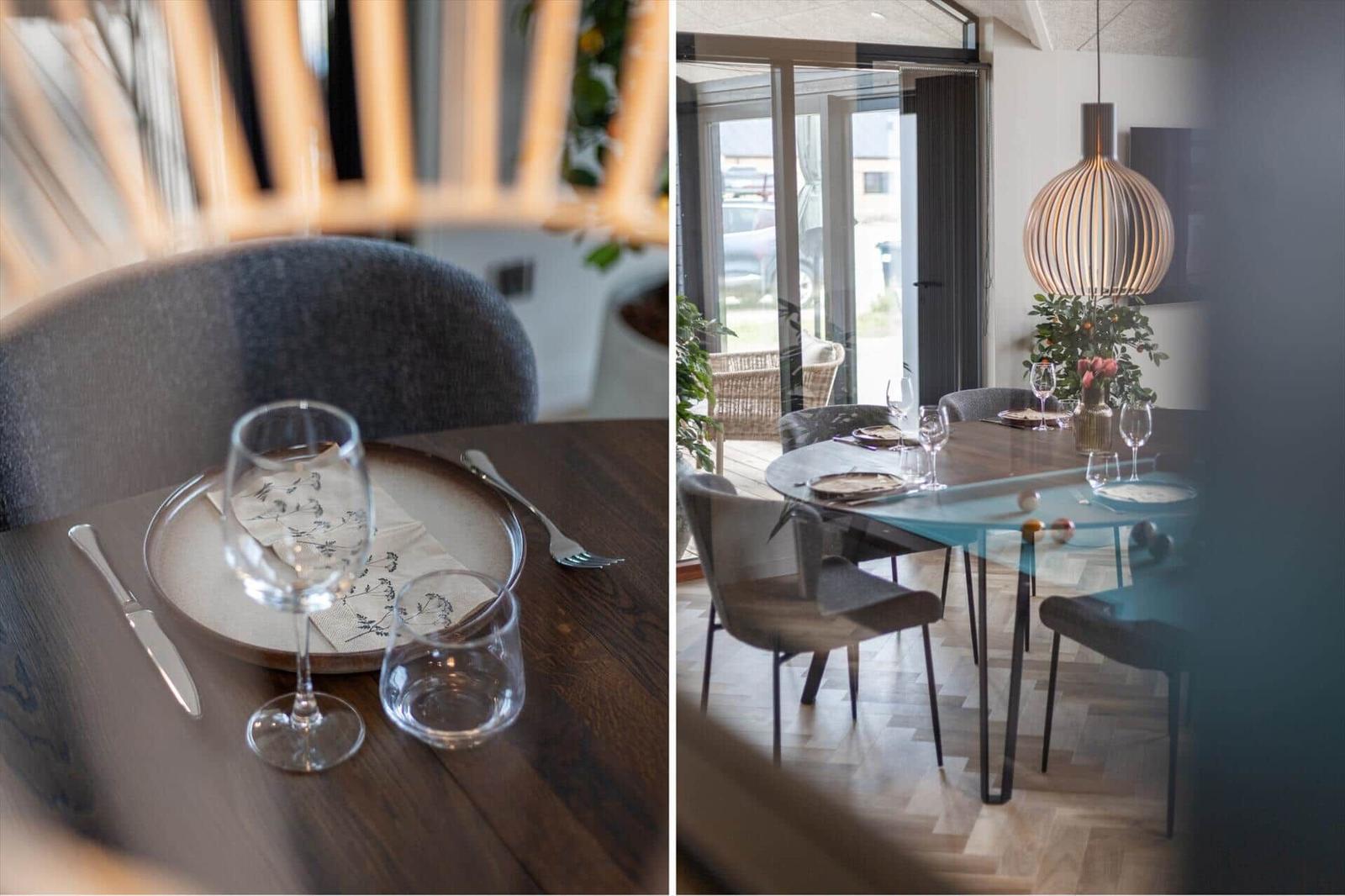Esstisch mit Stühlen und Gläsern. Durchgang zur Terrasse mit Glasfront.