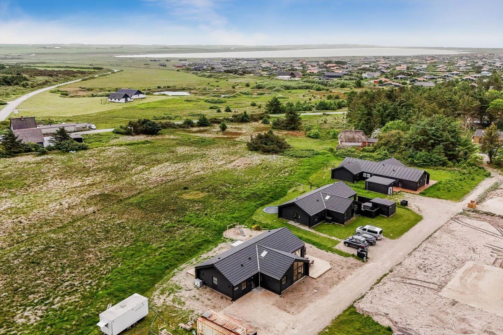 Modernes Haus mit großem Grundstück und Blick auf die Landschaft.