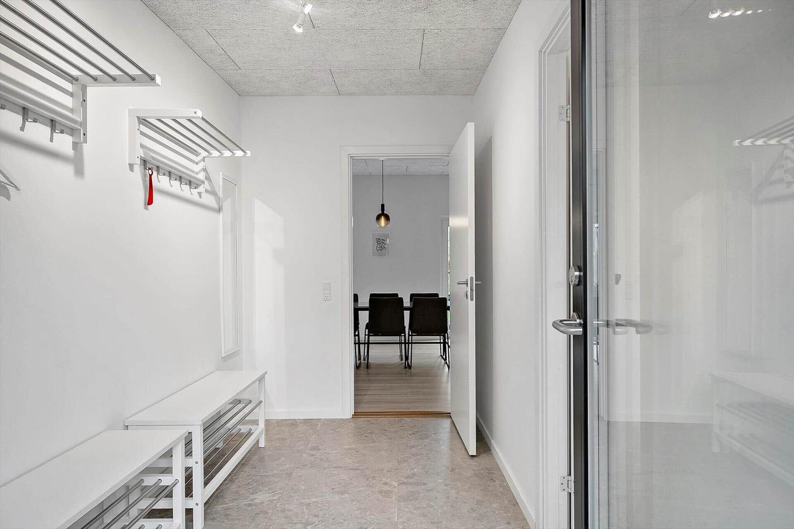 Flur mit Garderobe, Sitzbank und Blick in Esszimmer