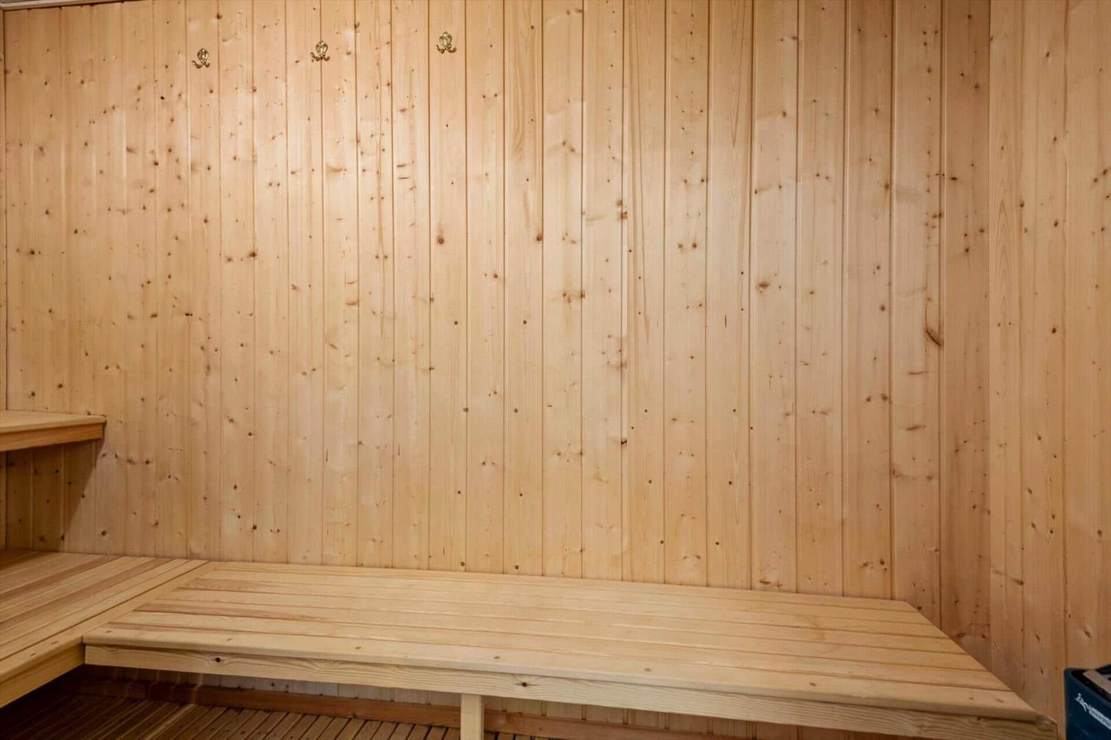 Sauna mit Holzwand und Sitzbänken